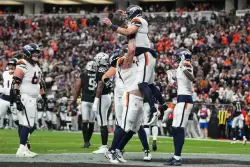 Broncos vencen 24-17 a Raiders y extienden racha a diez juegos; Geno Smith salió lesionado